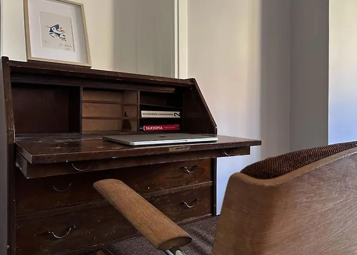 Local Family Close To Center Kodaň