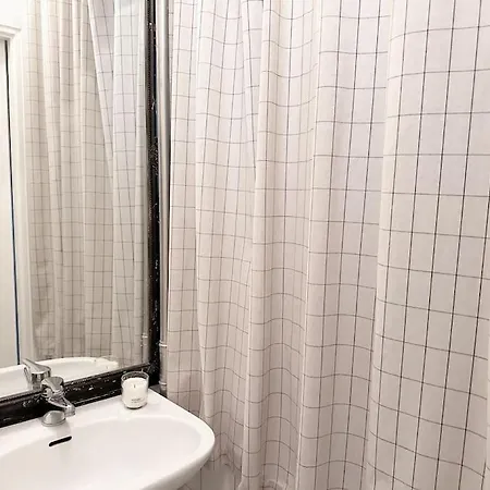 Local Family Close To Center Apartment *
